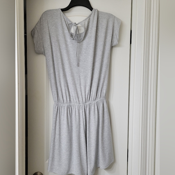 NWOT Grey Romper with Pockets - Picture 2 of 3